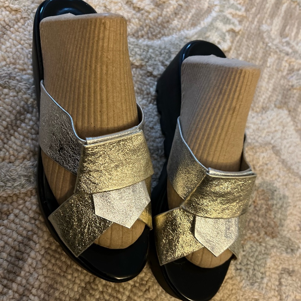Stylish Silver/Gold Women's platform Sandals size 7.5.